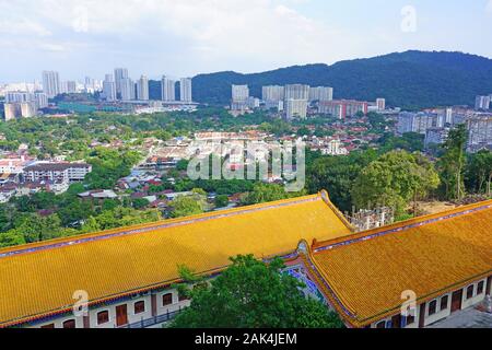 PENANG, MALAYSIA - 6 Dec 2019 - Blick auf die Stadt der historischen George Town aus der Lok Si himmlischen Tempel, der größten buddhistischen Tempel in Penan gesehen Stockfoto
