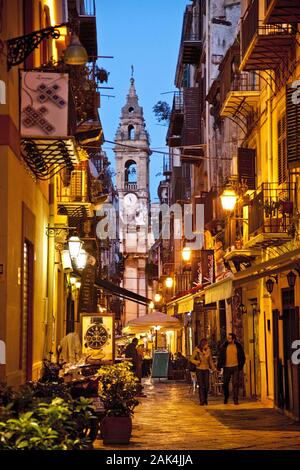 Beleuchtete Gasse in Palermo mit Blick auf die Kirche SantøIgnazio alløOlivella, Sizilien, Italien | Verwendung weltweit Stockfoto