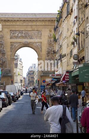 Straßenszene in der Rue du Faubourg Saint-Denis, Paris, Frankreich | Verwendung weltweit Stockfoto