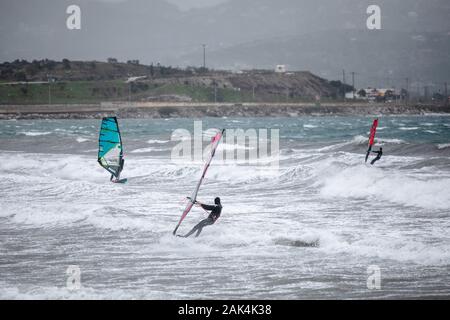 Athen, Griechenland. 6. Januar, 2020. Menschen surfen mit starken Winden in Lavrio, Griechenland, Jan. 6, 2020. Die Kaltfront brachte starker Schneefall, Frost, Stürme und starke Winde in vielen Teilen des Landes. Credit: Lefteris Partsalis/Xinhua/Alamy leben Nachrichten Stockfoto