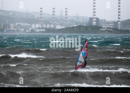 Athen, Griechenland. 6. Januar, 2020. Ein Surfer surft mit starken Winden in Lavrio, Griechenland, Jan. 6, 2020. Die Kaltfront brachte starker Schneefall, Frost, Stürme und starke Winde in vielen Teilen des Landes. Credit: Lefteris Partsalis/Xinhua/Alamy leben Nachrichten Stockfoto