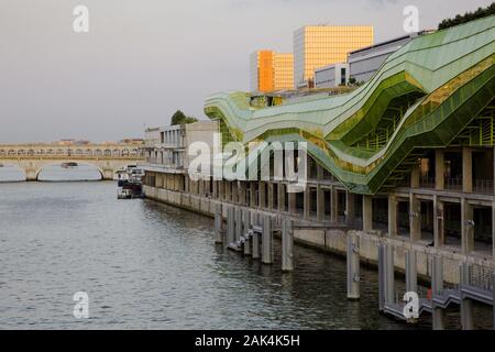 Docks an der Seine mit grüner Glasfassade, beherbergt die' Cite de La Mode et du Design' (Zentrums für Mode und Design), Paris, Frankreich | Verwendung worl Stockfoto