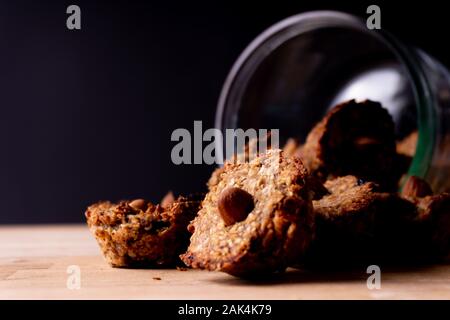 Hausgemachte cookies vegan aus Hafer, Banane und Schokolade in ein Glas. Mit einer Mandel dekoriert. Close Up. Stockfoto