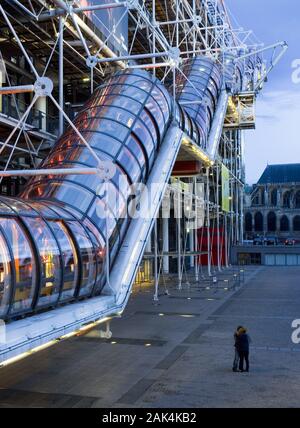 Blick auf die Außenfassade des Centre Pompidou (Architekten Renzo Piano und Richard Rogers), Paris, Frankreich | Verwendung weltweit Stockfoto