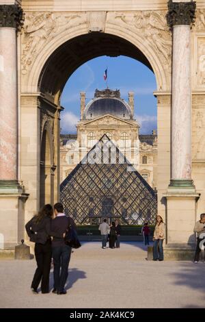 Glaspyramide des chinesisch-amerikanischen Architekten leoh Ming Pei im Innenhof des Louvre, Paris, Frankreich | Verwendung weltweit Stockfoto