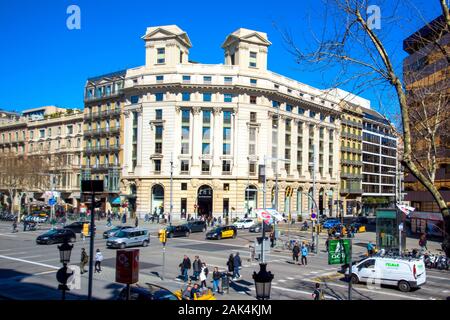 BARCELONA, Spanien - 3. MÄRZ 2018: Eine Ansicht von Passeig de Gracia Straße, einer der bekanntesten Straßen von Barcelona. Es ist ein wichtiges Einkaufszentrum ein Stockfoto