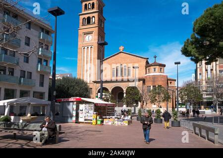 HOSPITALET de Llobregat, Spanien - 9. MÄRZ 2018: Ein Blick auf die Fassade der Kirche St. Eulalia von Merida, in der ajuntament Platz, die wichtigsten Stockfoto