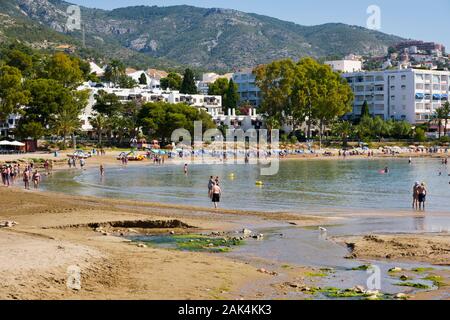 ALCOSSEBRE, SPANIEN - 12. JUNI 2017: Leute genießen das warme Wetter am Strand in Alcossebre Las Fuentes an der Costa del Azahar, Spanien Stockfoto