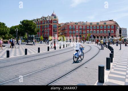 Nizza, Frankreich - Juni 4, 2017: Blick auf die Place Massena Square in Nizza, Frankreich, mit der Straßenbahn Schienen in den Vordergrund. Dies ist die wichtigste öffentliche squ Stockfoto