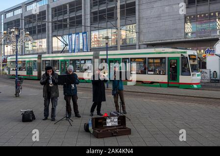 Magdeburg, Deutschland. 24 Dez, 2019. Straßenmusikanten aus St. Petersburg spielen Weihnachtslieder im Zentrum der Stadt am Heiligabend und um eine Spende bitten. Quelle: Stephan Schulz/dpa-Zentralbild/ZB/dpa/Alamy leben Nachrichten Stockfoto