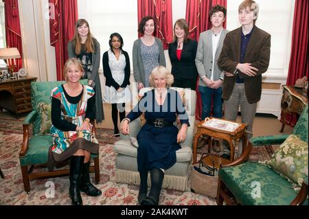 Die Herzogin von Cornwall mit ihr Bein in Gips nach einem Unfall zu Fuß in Balmoral treffen Mitglieder des Orange Prize Jugendgremium im Clarence House. L-R hintere Reihe: Hazel Compton19 aus Norfolk, Pooja Gohil 17 von Bradford, Kate Edwards 17 von Glamorgan, Kirsty Woodford 17 aus Cardiff, Fergus Ewbank 18 von York, Conrad Landin 17 aus London und Kate Mosse (sitzend) Mitbegründer des Orange Prize 2010. Stockfoto