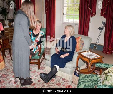 Die Herzogin von Cornwall mit ihr Bein in Gips nach einem Unfall zu Fuß in Balmoral Treffen mit Mitgliedern des Orange Prize Jugendgremium im Clarence House in London im Jahr 2010. Stockfoto