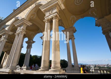 Schloss Schönbrunn: Gloriette in der Gartenanlage, Wien, Österreich | Verwendung weltweit Stockfoto