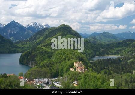Blick von Schloss Neuschwanstein in Hohenschwangau und Alpsee bei Füssen im Allgäu, Deutschland | Verwendung weltweit Stockfoto