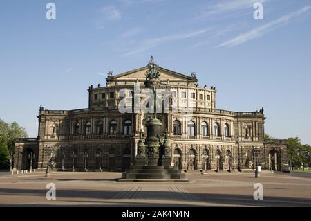 Theaterplatz mit Semperoper und König-Johann-Denkmal, Dresden | Verwendung weltweit Stockfoto