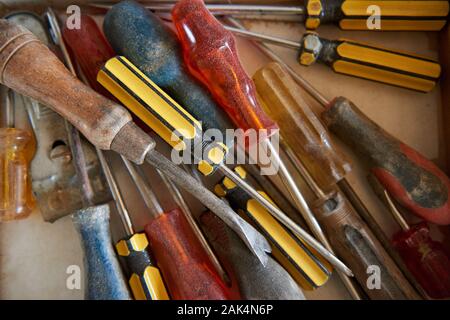 Sortiment von Ahlen und Schraubendreher in einem Toolkit Schublade Stockfoto