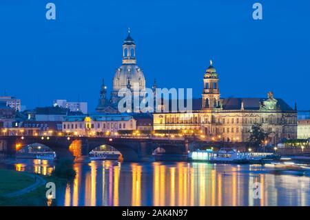 Dresden: Blick über die Elbe auf die Altstadt mit Frauenkirche, Sekundogenitur und Ständehaus, am Abend | Verwendung weltweit Stockfoto