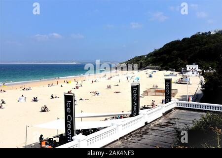 St. Ives, Cornwall, UK. Juni 26, 2019. Urlauber genießen die Sonne auf der schönen Sandstrand von Porthminster Beach in St. Ives in Cornwall, UK. Stockfoto