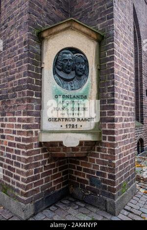 Kopenhagen, Dänemark. Denkmal für Missionarische Hans Egede und Giertrud rasch an der Wall von Nikolaj Kirche. Plakette entworfen von August Hassel. Stockfoto