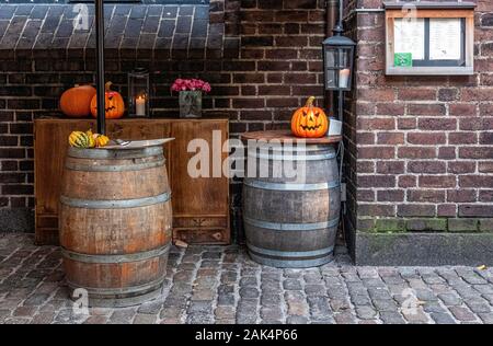 Maven Restaurant & Wine Bar im historischen alten Kirche auf Nikolaj Plads, Kopenhagen, Dänemark, Außen Detail - Halloween Kürbisse & Holzfässer Stockfoto
