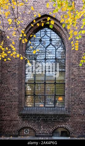 Kopenhagen, Nikolaj Kirche Gebäude detail. Rundbogenfenster, Mauer und gelben Blätter im Herbst Stockfoto