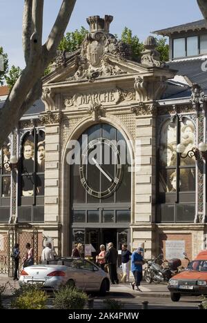 Haupteingang der Markthalle (Les Halles) in Gruissan, Südfrankreich | Verwendung weltweit Stockfoto