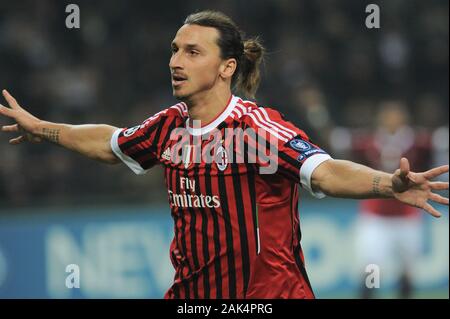 Mailand Italien ,23 NOVEMBER 2011, 'G.' Meazza San Siro Stadion, UEFA Champions League 2011/2012, AC Mailand - FC Barcelona: Zlatan Ibrahimovic feiert, nachdem das Ziel Stockfoto