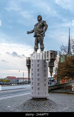 Bronze Statue von König Christian IV. auf Sockel mit Stock exchange Tower, runden Turm und Rosenborg Turm von Bildhauer Hans Pauli Olsen, Kopenhagen Stockfoto