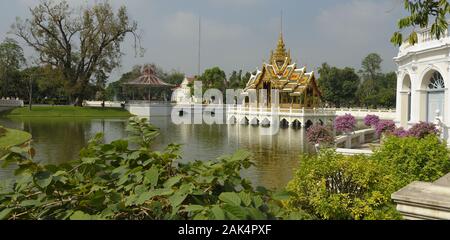 Ayutthaya : Der aisawan Dhipaya Asana Pavillon im Teich des Palastkomplexe Bang Pa-In Palast, Thailand | Verwendung weltweit Stockfoto
