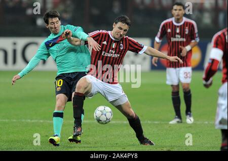 Mailand Italien ,23 NOVEMBER 2011, 'G.' Meazza San Siro Stadion, UEFA Champions League 2011/2012, AC Mailand - FC Barcelona: Lionel Messi und Mark van Bommel in Aktion während des Spiels Stockfoto