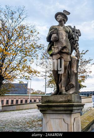 Statue des römischen Gott, Quecksilber, von Bildhauer Johann Christoph Petzold außerhalb Borsen, die ehemalige Börse, Kopenhagen, Dänemark Stockfoto