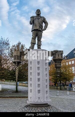 Bronze Statue von König Christian IV. auf Sockel mit Stock exchange Tower, runden Turm und Rosenborg Turm von Bildhauer Hans Pauli Olsen, Kopenhagen Stockfoto