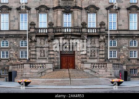 Schloss Christiansborg Slot Schloss auf der Insel Slotsholmen, Kopenhagen, Dänemark. Eingang zum Parlamentsgebäude aus Rigsdags Innenhof Stockfoto