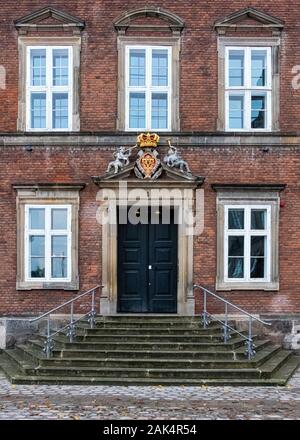 Schloss Christiansborg Slot Schlosshof detail. Königliche Monogramm von König Frederik IV. Kopenhagen, Dänemark dänische Parlament Gebäude Stockfoto