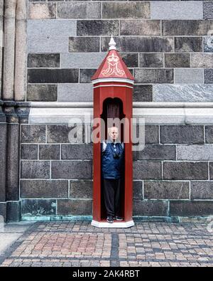 Schloss Christiansborg Slot Schloss auf der Insel Slotsholmen, Kopenhagen, Dänemark. Älterer Mann in Sentry Bo. Dänische Parlament Gebäude Stockfoto