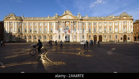 Toulouse: das Rathaus 'Donjon du Capitole' am 'Place de la Place du Capitole", Südfrankreich | Verwendung weltweit Stockfoto