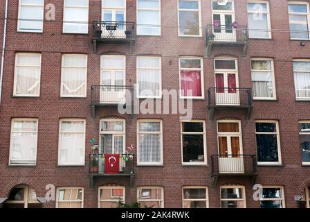 Gebäude in den Straßen von Amsterdam, das Stadtleben, Geschäftssitz und Wohnungswesen darstellt Stockfoto