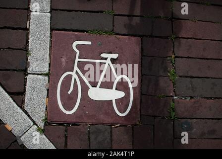 Bürgersteig mit einem Schild Stockfoto