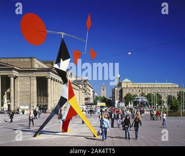 Stuttgart/Stadt: Moderne Plastik von Alexander Calder auf dem Schlossplatz: "Krauser avec disque Rouge", Stuttgart/Schwäbische Alb | Verwendung weltweit Stockfoto