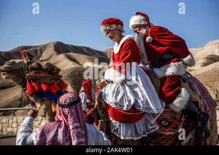 Neve Midbar und die Palästinensischen Gebiete. 07 Jan, 2020. Leute, verkleidet als Weihnachtsmann Ritt auf einem Kamel. 50 Weihnachtsmänner aus Europa und den Vereinigten Staaten besucht Israel und Palästina auf eine 4-Tage Reise. Credit: Ilia Yefimovich/dpa/Alamy leben Nachrichten Stockfoto