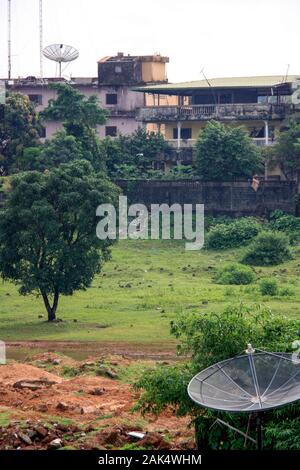 Heruntergekommenen Häusern in der Nähe des Strandes in Conakry, Guinea, Westafrika Stockfoto