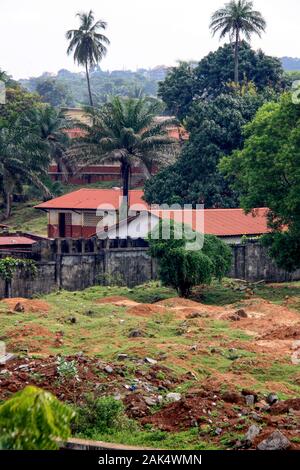 Heruntergekommenen Häusern in der Nähe des Strandes in Conakry, Guinea, Westafrika Stockfoto