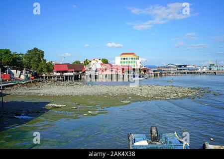 GEORGE TOWN, Penang, Malaysia - 6 Dec 2019 - Blick auf die George Town Waterfront vom Kauen Clan Bootsanleger im historischen Georgetown, Penang, Malaysia, ein UN Stockfoto