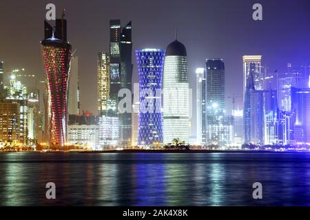 Katar Emirat Katar: naechtliche Skyline von Doha am Persischen Golf, Dubai | Verwendung weltweit Stockfoto