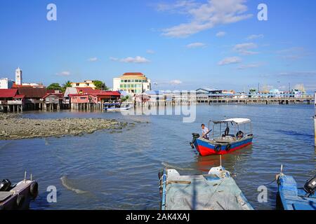 GEORGE TOWN, Penang, Malaysia - 6 Dec 2019 - Blick auf die George Town Waterfront vom Kauen Clan Bootsanleger im historischen Georgetown, Penang, Malaysia, ein UN Stockfoto