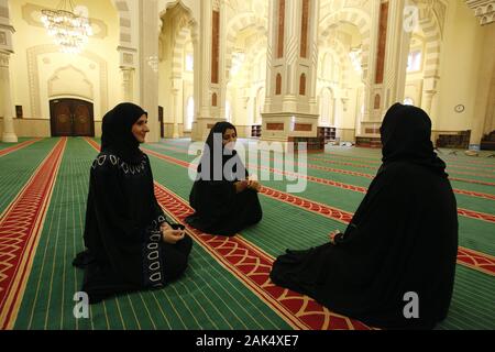 Sharjah: Glaeubige in der Al Buhaira Noor-Moschee an der Corniche in Sharjah-Stadt, Dubai | Verwendung weltweit Stockfoto