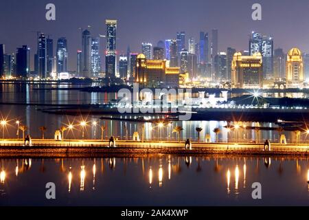 Katar Emirat Katar: naechtliche Skyline von Doha am Persischen Golf, Dubai | Verwendung weltweit Stockfoto