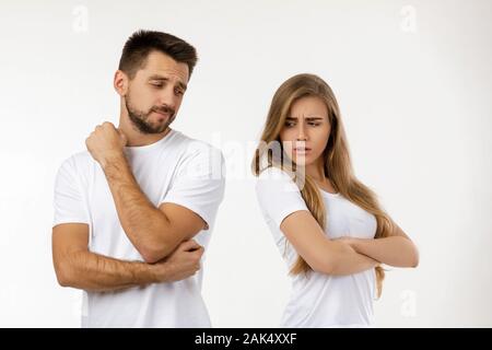 Paar argumentierte und jede andere ärgern. junge Frau und ihrem Freund steht auf weißem Hintergrund Stockfoto