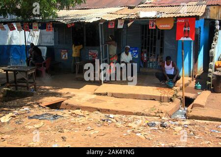 Außenansicht eines sehr einfachen Restaurants oder einer Bar neben der Feldstraße in Conakry, Guinea, Westafrika Stockfoto