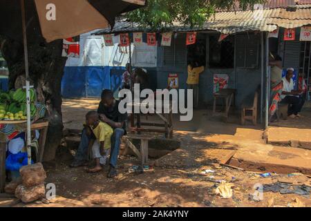 Außenansicht eines sehr einfachen Restaurants oder einer Bar neben der Feldstraße in Conakry, Guinea, Westafrika Stockfoto